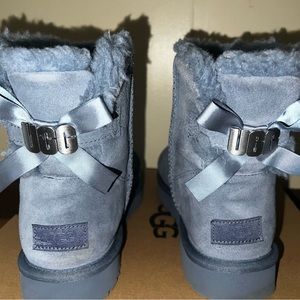 Light blue women’s Uggs with metallic logo & bow (size 9)